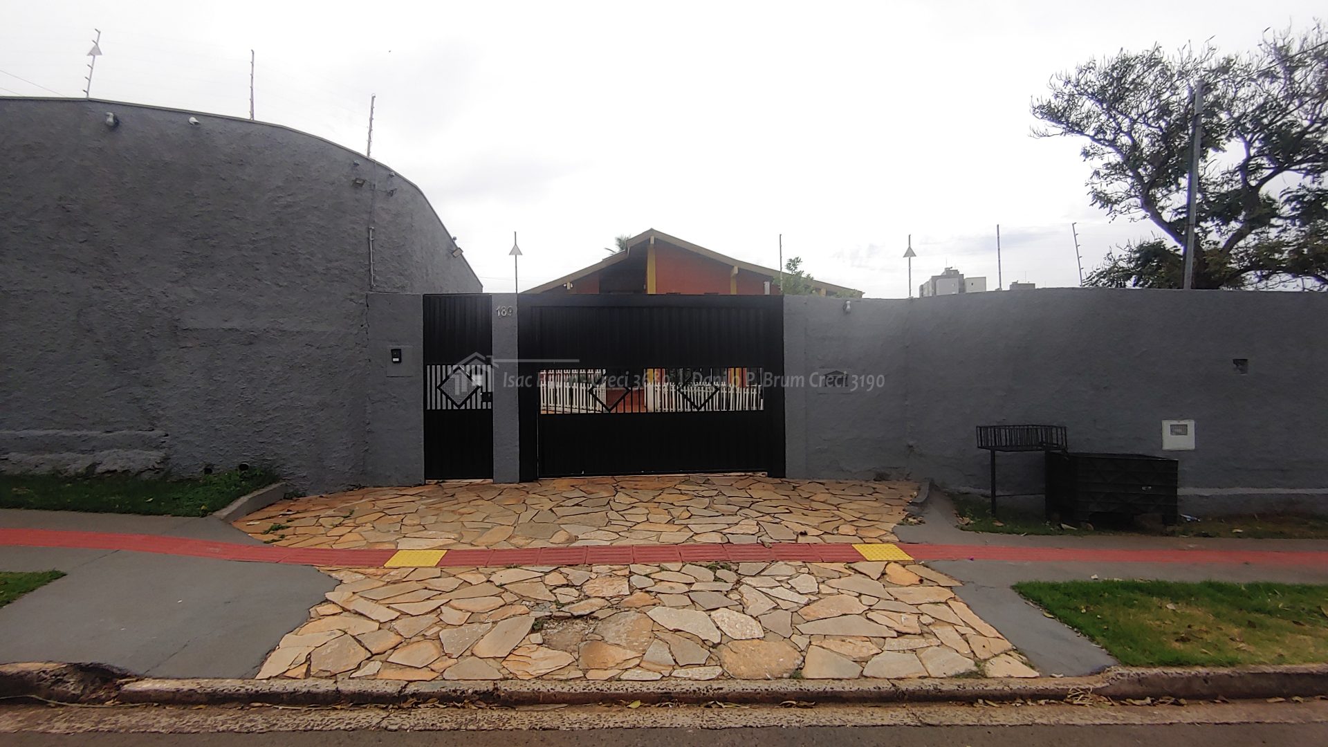 Residência espaçosa - muito conforto
