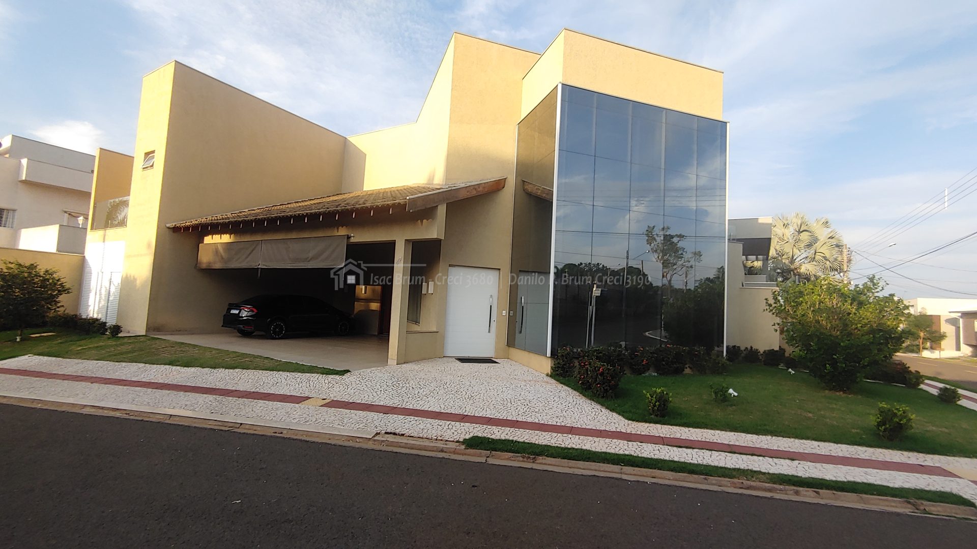 4 suítes sendo 1 destas master e piscina raia