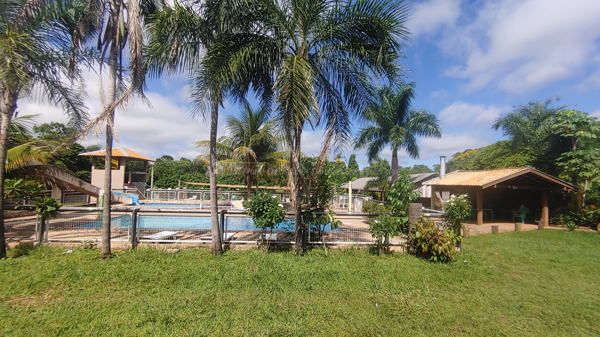 Chácara com parque aquático